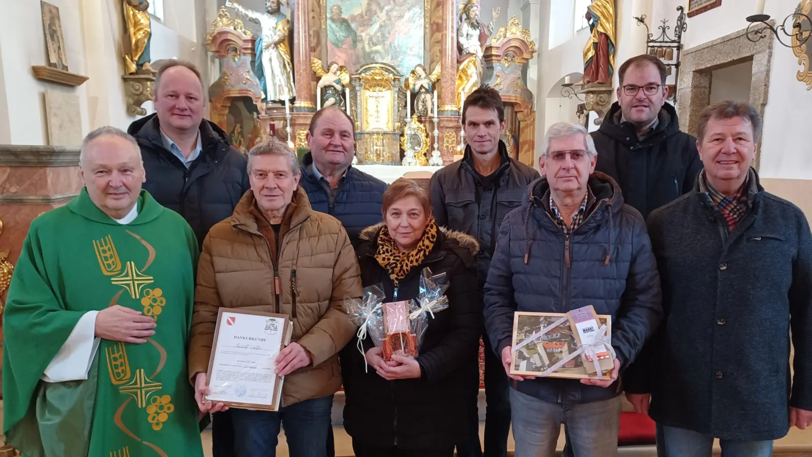 Vordere Reihe von links: Monsignore Georg Flierl, Rudi Waller, Giesela Döberl, Hans Döberl, Manfred Zölch, hintere Reihe von links: Bernhard Härtl, Thomas Müller, Hubert Mayerhöfer, Stefan Döllinger. (Bild: Markus Siller )