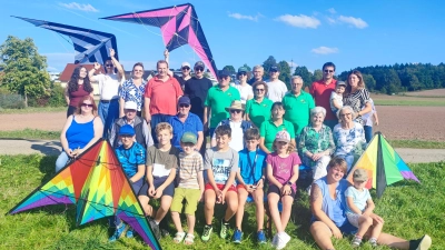 Was die Sonne betraf, so war das Wetter auf der Seite der Teilnehmer am Drachenfest der Krumpes-Siedler. Allerdings hatten sie immer wieder mit nachlassendem Wind zu kämpfen.  (Bild: Hubert Lukas)