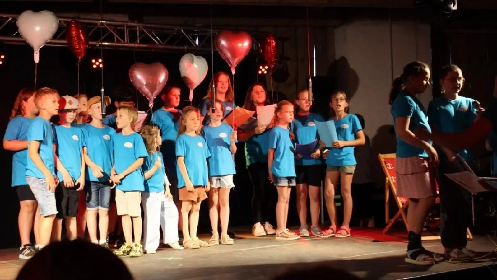 Die Kinder singen ihr Lieblingslied aus dem letzten Musical: „Gott schaut in dein Herz”. (Bild: Kerstin Daubitzer)