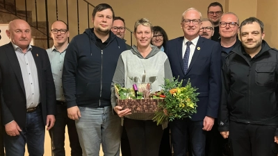 Von links nach rechts: 2. Bürgermeister und HKA Vorsitzender Georg Götz, Kassier Dominik Preuß, 1. Vorsitzender Marcus Keller, 2. Vorsitzender Marius Wawersig, die scheidende 1. Vorsitzende Marion Bäumler, 3. Bürgermeisterin Evi Höllerer, Bürgermeister Bernhard Lindner, KBM Thomas Wiesent, Schriftführer Alexander Klier, KBR Christof Strobl, KBI Michael Iberer.<br> (Bild: Alexander Klier)