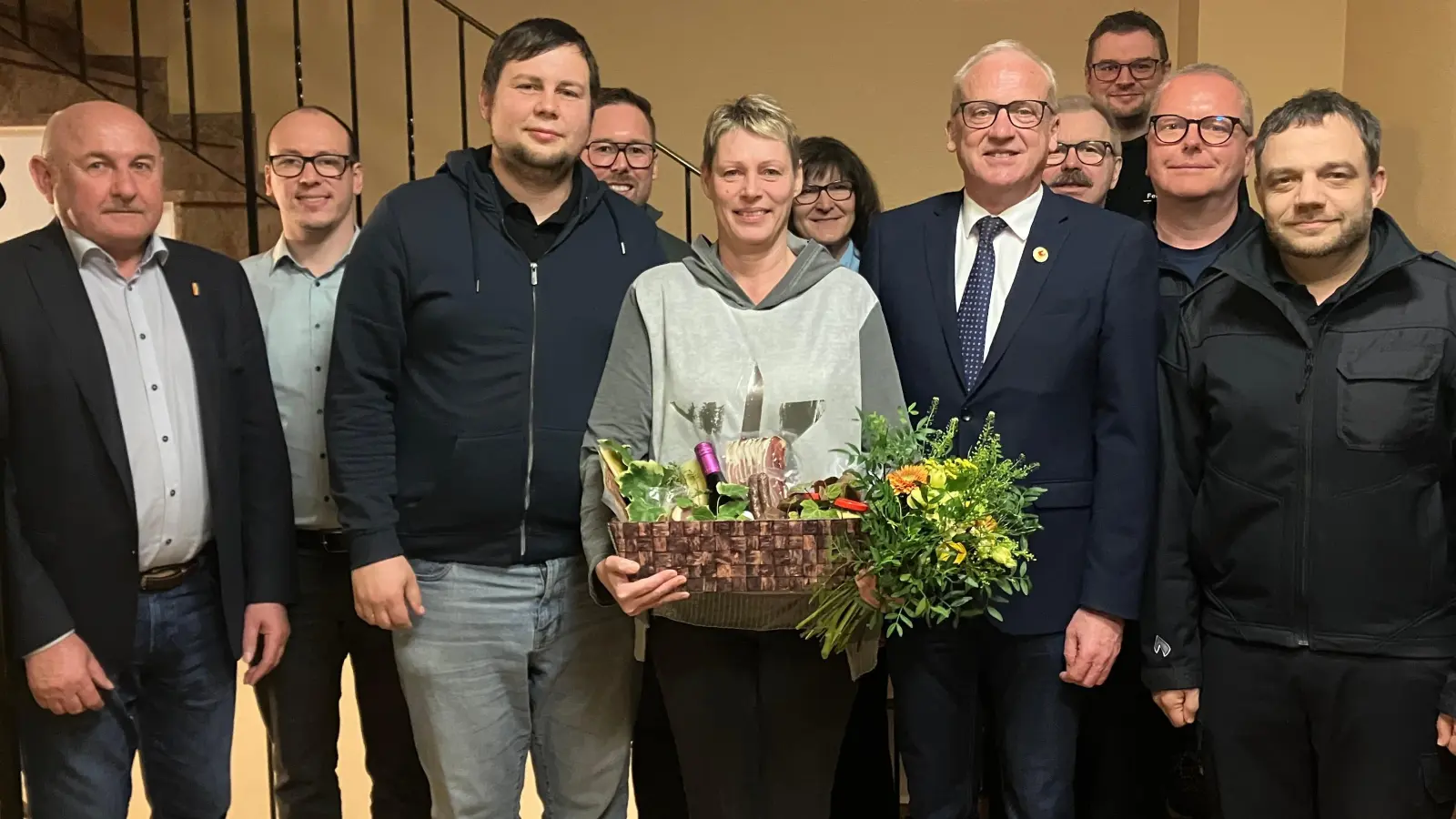 Von links nach rechts: 2. Bürgermeister und HKA Vorsitzender Georg Götz, Kassier Dominik Preuß, 1. Vorsitzender Marcus Keller, 2. Vorsitzender Marius Wawersig, die scheidende 1. Vorsitzende Marion Bäumler, 3. Bürgermeisterin Evi Höllerer, Bürgermeister Bernhard Lindner, KBM Thomas Wiesent, Schriftführer Alexander Klier, KBR Christof Strobl, KBI Michael Iberer.<br> (Bild: Alexander Klier)