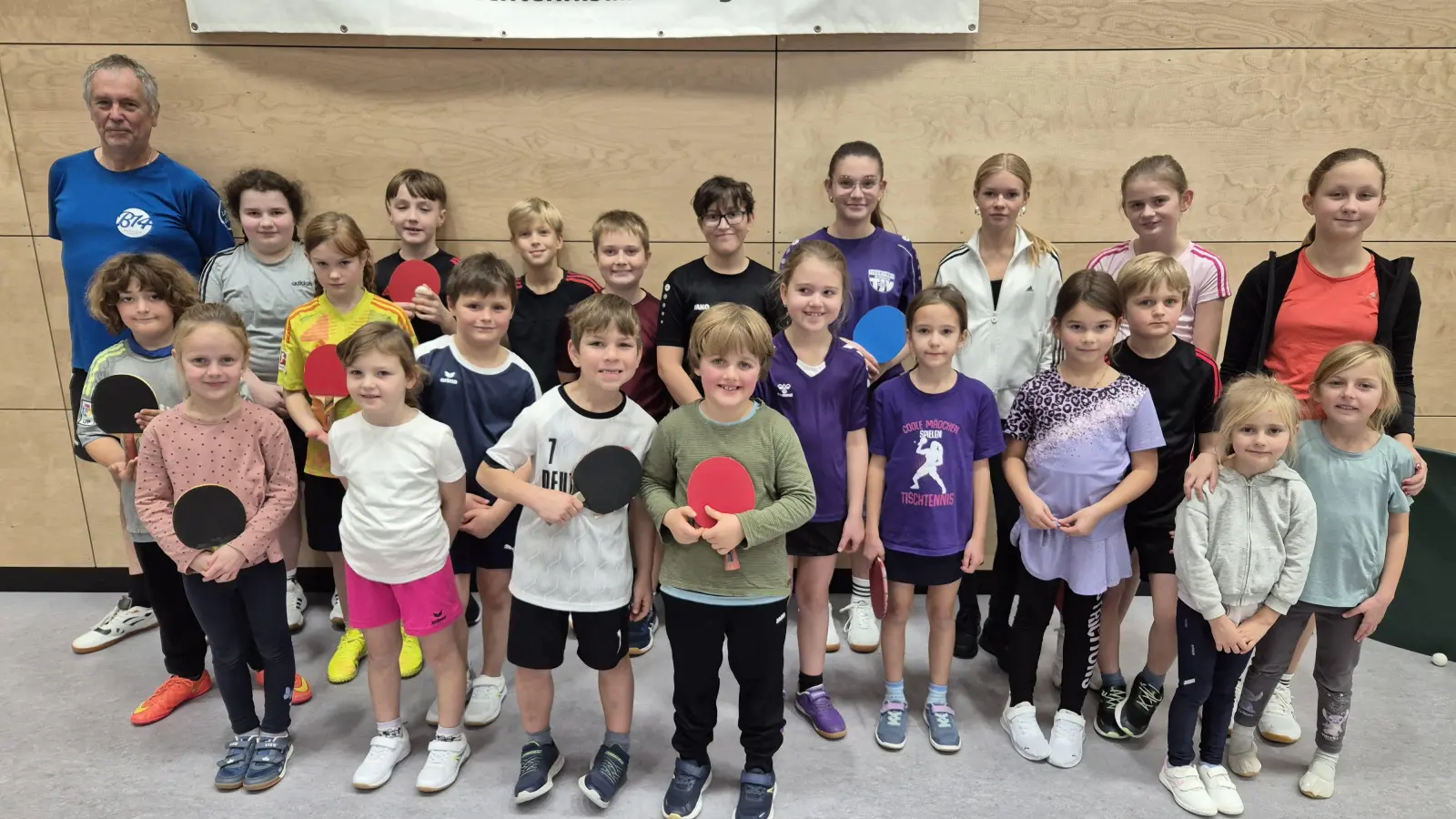 Die Teilnehmer am Schnuppertraining mit Jugendleiter Klinger (hi.links) (Bild: Dieter Buchner)