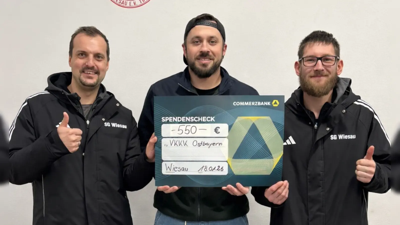 (Von links): Martin Höfer (1. Vorstand), Dominik Schuller (1. Torhüter), Fabian Höfer (Kapitän). (Bild: Martin Höfer)