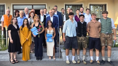 Die neuen Schreinergesellen und -gesellinnen sowie Friseurgesellinnen gemeinsam mit den Obermeistern und Obermeisterinnen der Innungen und den Ehrengästen bei der Lehrabschlussfeier. (Bild: Firma Kreishandwerkerschaft  Christian Obermeyer)