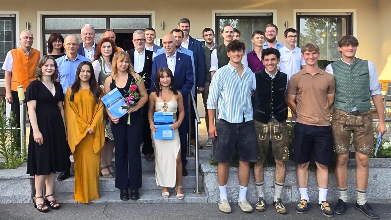 Die neuen Schreinergesellen und -gesellinnen sowie Friseurgesellinnen gemeinsam mit den Obermeistern und Obermeisterinnen der Innungen und den Ehrengästen bei der Lehrabschlussfeier. (Bild: Firma Kreishandwerkerschaft  Christian Obermeyer)