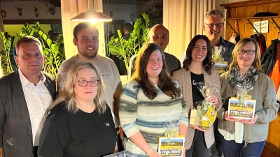 Die geehrten Mitglieder der Blaskapelle Teunz zusammen mit den Ehrengästen Bürgermeister Norbert Eckl (links) und den stellv. NBMB-Kreisvorsitzende Hubert Schleicher (hinten, Mitte). (Bild: Rudi Straubinger)