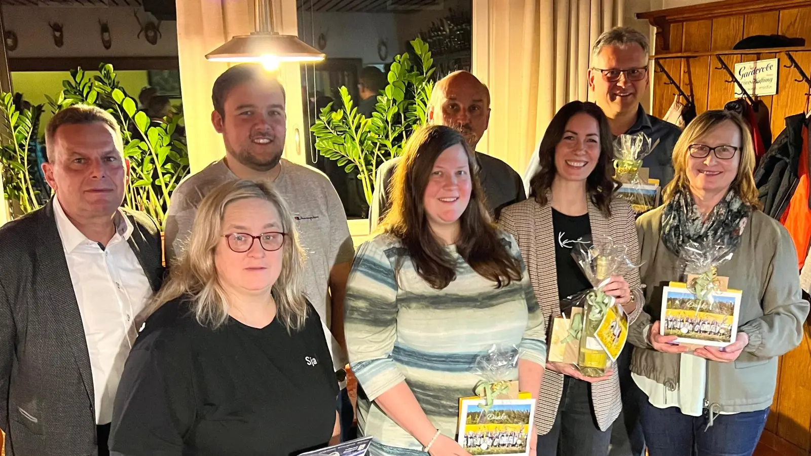 Die geehrten Mitglieder der Blaskapelle Teunz zusammen mit den Ehrengästen Bürgermeister Norbert Eckl (links) und den stellv. NBMB-Kreisvorsitzende Hubert Schleicher (hinten, Mitte). (Bild: Rudi Straubinger)