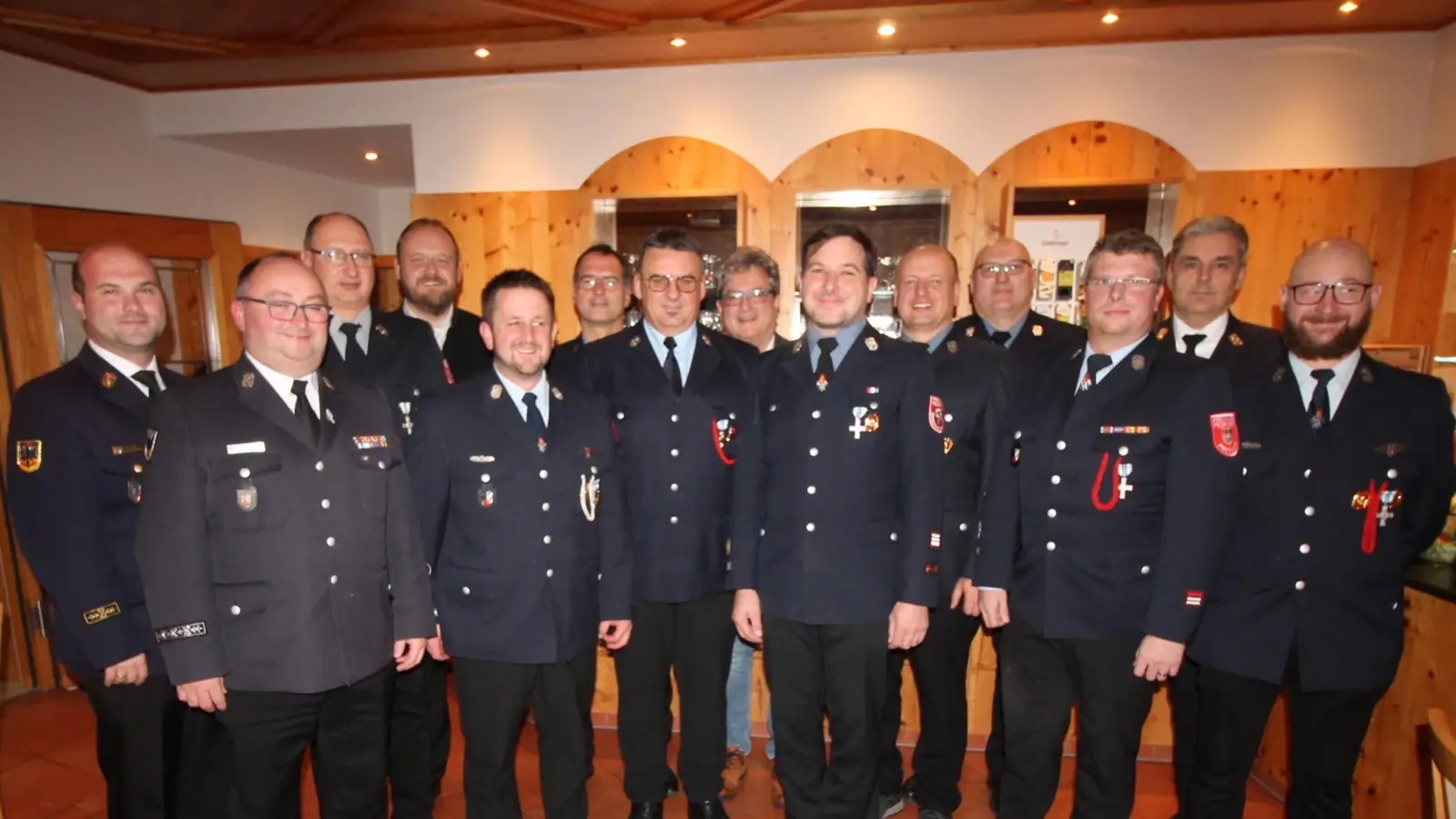 Kreisbrandrat Marco Saller, Kreisbrandmeister Jürgen Haider, Landrat Andreas Meier, Bürgermeister Bernhard Stangl (Erster, Zweiter, Vierter und Achter von links) und Kreisbrandinspektor Wolfgang Schwarz (Zweiter von rechts) dankten den Feuerwehrjubilaren aus Pressath und Trabitz für deren Treue zum aktiven Dienst. (Bild: Bernhard Piegsa)