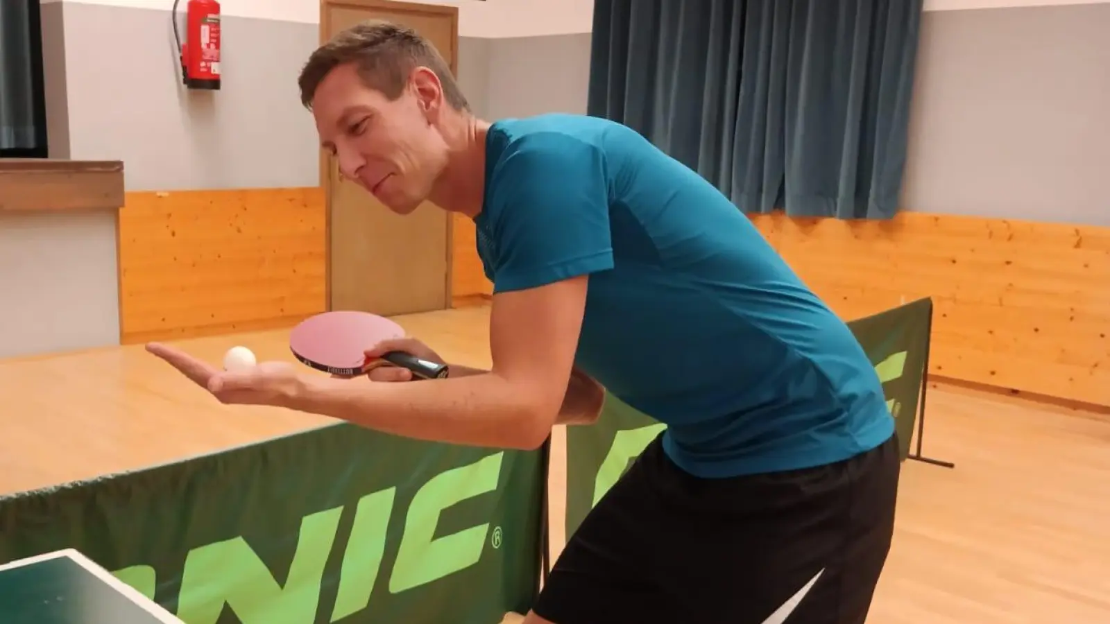 Stefan Schuhmann, einer der Jugendtrainer der TSG Tischtennisabteilung in seinem Element  (Bild: Andrea Polster )