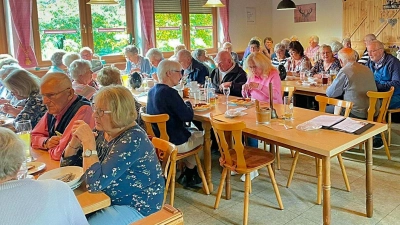 Gut bewirtet wurde die Seniorenvereinigung Friedenfels bei ihrer Kirchweihfeier 2025 im Gasthaus Gleißner in Muckental. Gastgeber Harald Gleißner (rechts) freute sich über den Besuch  (Bild: Erwin Bächer)