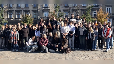 52 Schüler der 13. Klassen der Fachoberschule Amberg lernten Auschwitz und Krakau vor geschichtlichen aktuellem Hintergrund kennen. (Bild: Georg Hirmer)