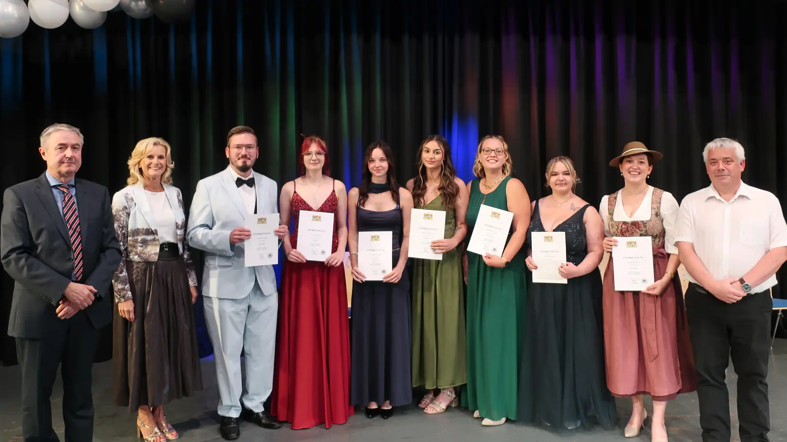 Ehrung der besten Schülerinnen und Schüler von links: Schulleiter Frank Eckstein, stellvertretende Landrätin Andrea Lang, Florian Weigert (K11a), Nina Röckl (EV 11), Anna Moser (S11), Alina Müller (K11b), Simone Gleixner (K11b) Lea Schieder (S11), Amelie Hahn (EV 11) und 3. Bürgermeister von Neustadt Stefan Hausdorf. (Bild: Maria Ahlemeyer)