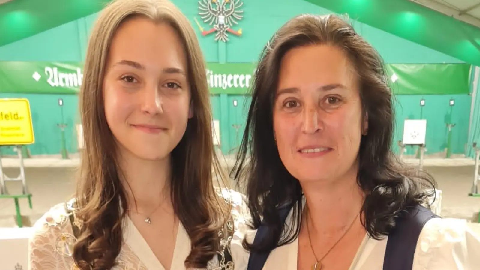 Isabel Erl, Bayerische Junioren Landesschützen-Königin, Anja Erl Siegerin Alfred Bertl Sonderscheibe (Bild: Jenke Hans-Erich)