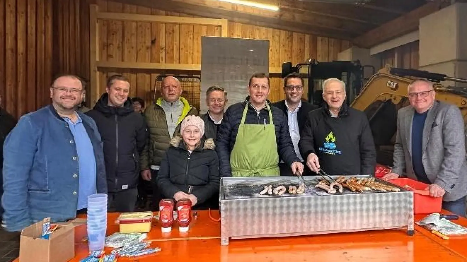 Beim Wintergrillen der Ebnather CSU waren neben vielen Gästen auch dabei: (v.re.) Bürgermeister Hubert Kraus, Landrat Roland Grillmeier, Europaabgeordneter Christian Doleschal, Bürgermeisterkandidat Johannes Prechtl, MdL Tobias Reiß, CSU-Vorsitzender Josef Söllner und die Bürgermeister Wolfgang Söllner und Hans Walter. (Bild: Josef Söllner)