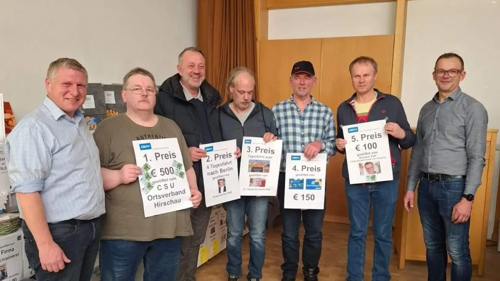 Lukrative Geld- und Sachpreise gab es beim 58. CSU-Festtagspreisschafkopf zu gewinnen. Bei der Siegerehrung von links: CSU-Bürgermeisterkandidat Martin Merkl, Markus Fritsch (1. Preis), Daniel Schuster (2.), Stefan Ries (3.), Peter Grünwald (4.), Norbert Gebhard (5.) und 3. Bürgermeister Hermann Gebhard. (Bild: Regina Merkl)