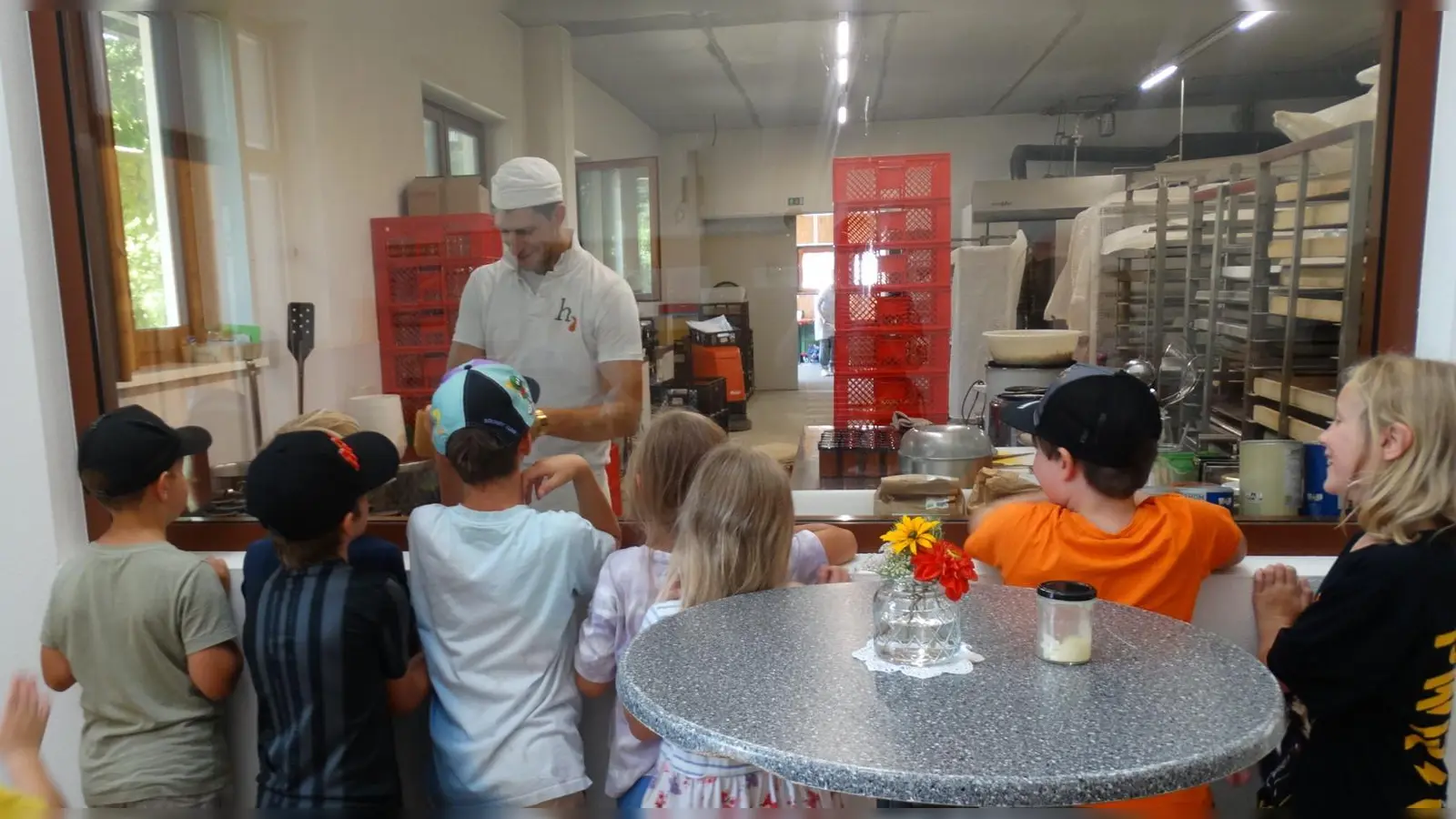 Kinder sehen bei der Herstellung ihrer Tomatensoße zu. (Bild: Melissa Pöllath)