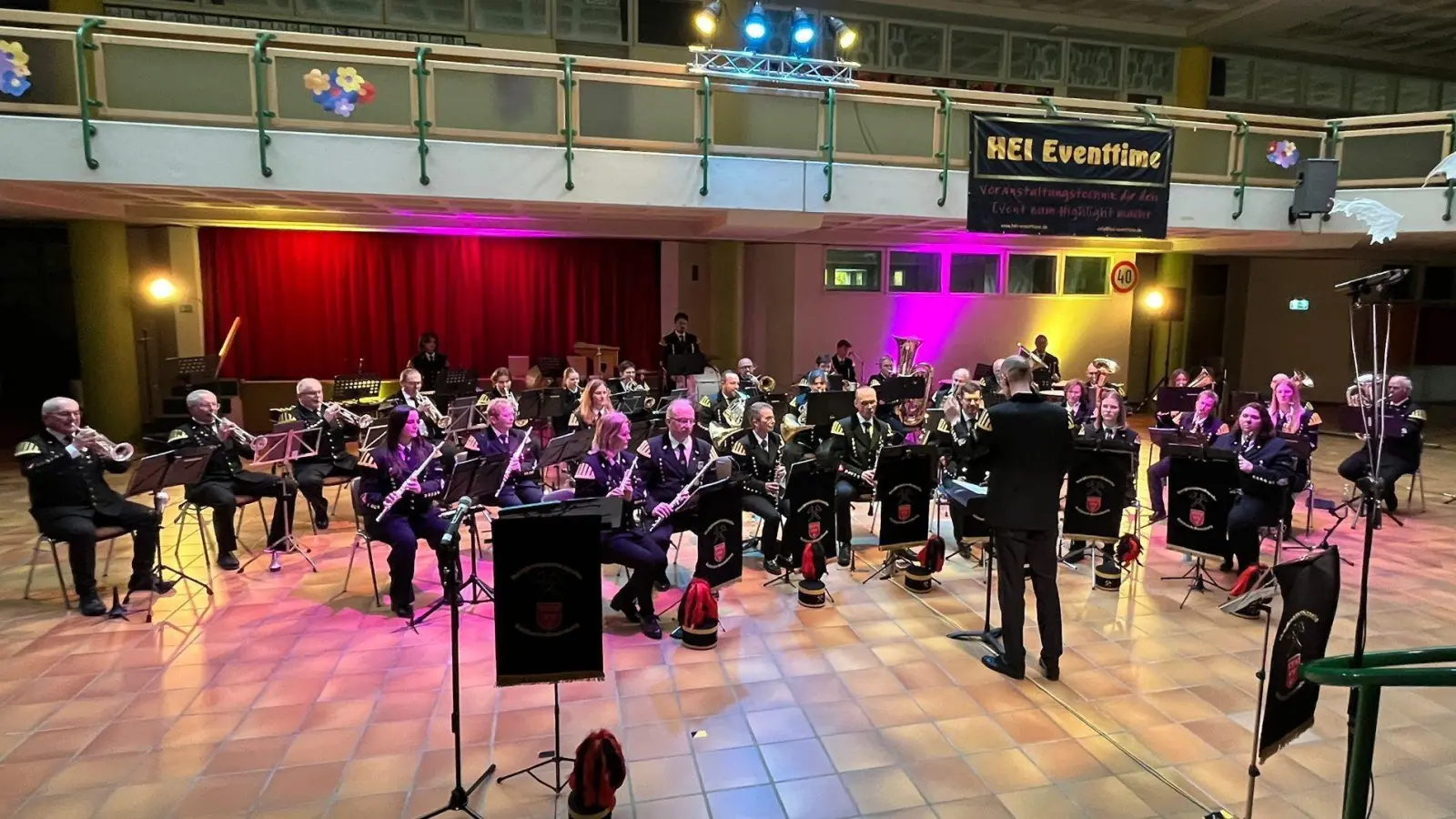 Nach einem Jahr Pause wieder mit einem Konzert in der Krötenseeschule. Die Bergknappenkapelle der Stadt Sulzbach-Rosenberg (Bild: Michael Heinz)