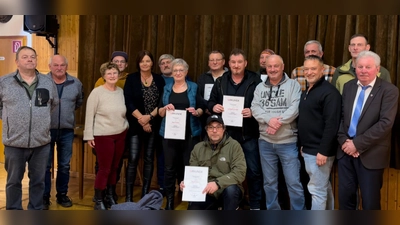 Von links: Kassier Thomas Hofmeister, Teichwart Richard Nimmerjahn, Stadträtin Gisela Helgath, Vorstandsmitglied Andreas Köhler, Schriftführerin Manja Reich, Emmeran Lindner 25 Jahre, Maria Schäfer 15 Jahre, Günther Rosner 40 Jahre, Patrick Sasse 15 Jahre, Vorsitzender Christoph Schröder 15 Jahre, Manuel Kick 15 Jahre, Vorstandsmitglied Christian Hammer, Sandro Holzer 40 Jahre, Stadtrat Ali Zandt, Jugendleiter Paul Kummel, Stadtrat Hans Forster. (Bild: Christoph Schröder)