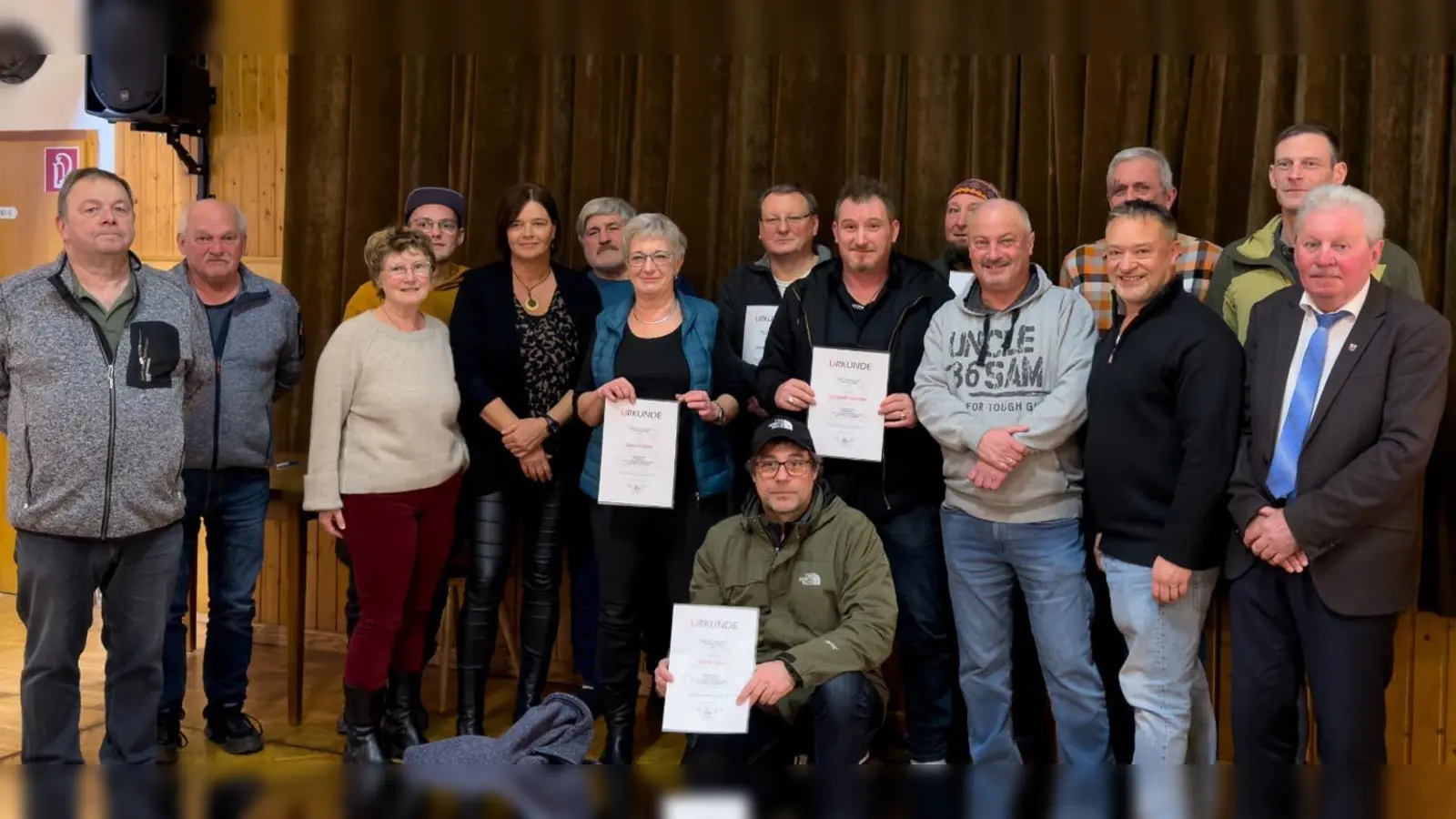 Von links: Kassier Thomas Hofmeister, Teichwart Richard Nimmerjahn, Stadträtin Gisela Helgath, Vorstandsmitglied Andreas Köhler, Schriftführerin Manja Reich, Emmeran Lindner 25 Jahre, Maria Schäfer 15 Jahre, Günther Rosner 40 Jahre, Patrick Sasse 15 Jahre, Vorsitzender Christoph Schröder 15 Jahre, Manuel Kick 15 Jahre, Vorstandsmitglied Christian Hammer, Sandro Holzer 40 Jahre, Stadtrat Ali Zandt, Jugendleiter Paul Kummel, Stadtrat Hans Forster. (Bild: Christoph Schröder)