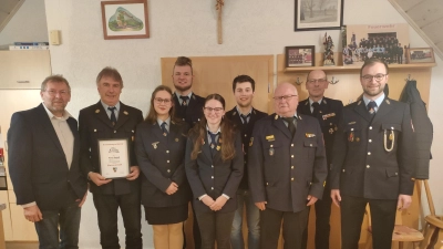 Ehrungen und Beförderungen sind Teil der Jahreshauptversaammlung. Von links: 2. Bürgermeister Hermann Schraml, Ehrenvorstand Hans Reindl, Sophia Schultes, 1. Vorstand Johannes Reindl, Christina Murr, Florian Schiml, Otto Braunreuther, Alois Schindler, Kommandant Christoph Dumler. (Bild: Johannes Reindl)