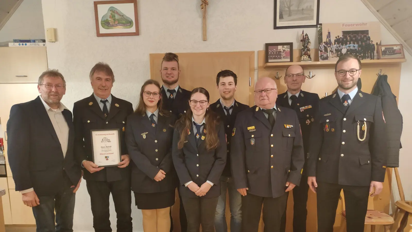 Ehrungen und Beförderungen sind Teil der Jahreshauptversaammlung. Von links: 2. Bürgermeister Hermann Schraml, Ehrenvorstand Hans Reindl, Sophia Schultes, 1. Vorstand Johannes Reindl, Christina Murr, Florian Schiml, Otto Braunreuther, Alois Schindler, Kommandant Christoph Dumler. (Bild: Johannes Reindl)