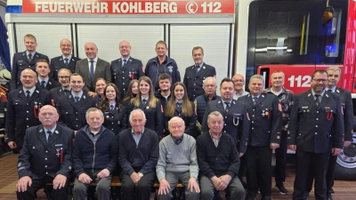 Die neue Vorstandschaft mit allen Geehrten, sowie Bürgermeister Gerhard List (hinten, 3. von links) und KBI Wolfgang Schwarz (ganz rechts) (Bild: Alexandra Kurz)