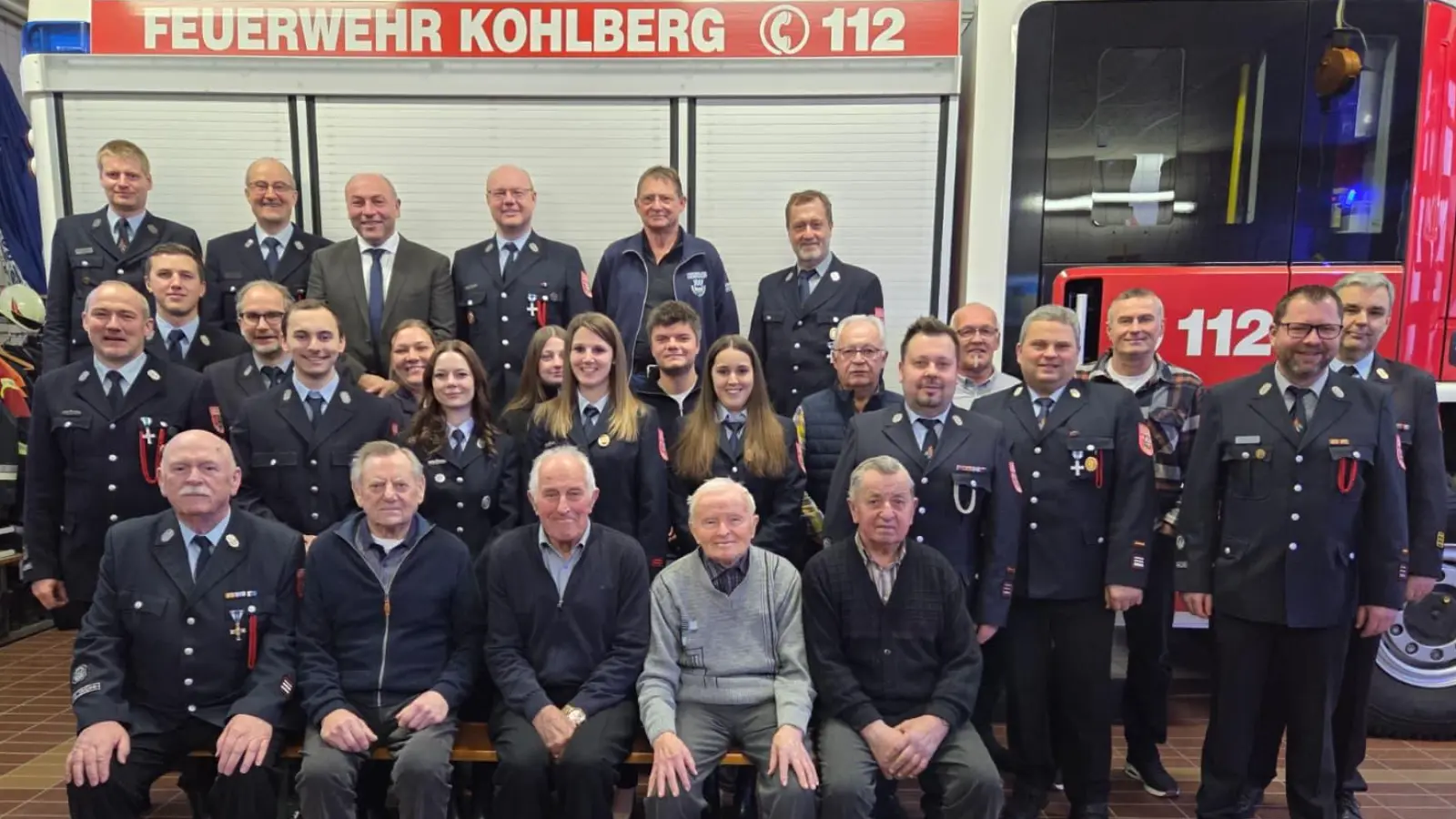 Die neue Vorstandschaft mit allen Geehrten, sowie Bürgermeister Gerhard List (hinten, 3. von links) und KBI Wolfgang Schwarz (ganz rechts) (Bild: Alexandra Kurz)