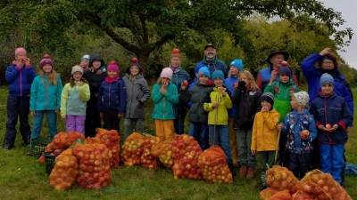 Die Kinder und ihre Ernte (Bild: Verena Porsch)