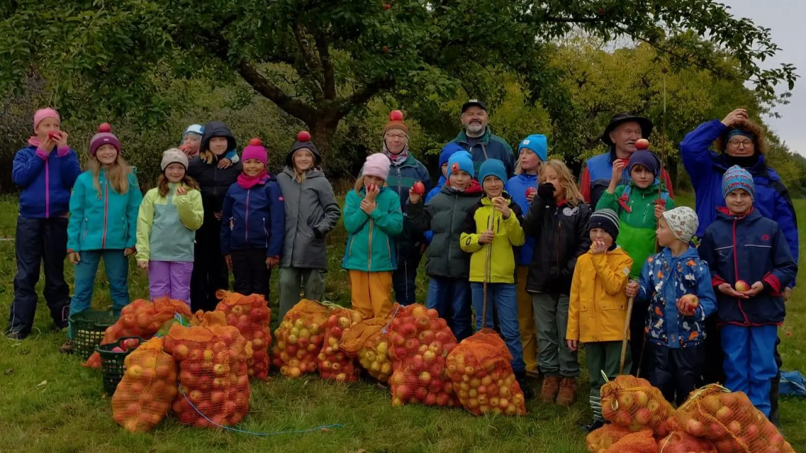 Die Kinder und ihre Ernte (Bild: Verena Porsch)