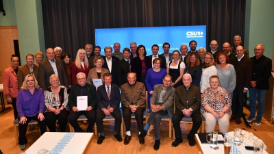 Die Jubilare des CSU Kreisverbandes mit Landtagspräsidentin Ilse Aigner.  (Bild: Dagmar Nachtigall)