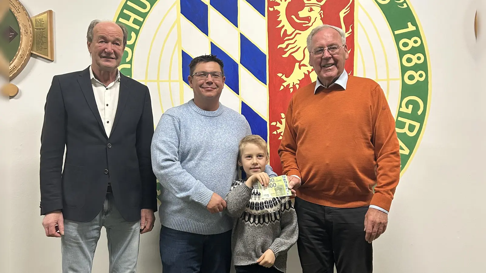 Im Rahmen unserer Jahreshauptversammlung durften wir uns über eine großzügige Spende von Christian Biersack (Zeltverleih Biersack) freuen. Auf dem Bild (v.l.n.r.): Schatzmeister Herbert Meier, Christian Biersack und Constantin (Zeltverleih Biersack), und der deutsche DAGA-Präsident Helmuth Wächter. (Bild: Matthias Plankl)