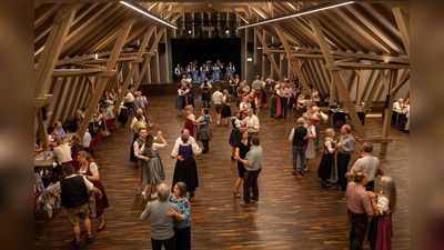 Am Samstag, 22. November, dient das Parkett im Kultur-Schloss Theuern als Tanzfläche sowohl für die Tanzkursteilnehmer als auch die teilnehmenden Paare am Kirwatanz-Marathon. (Bild: Mike Radowsky)