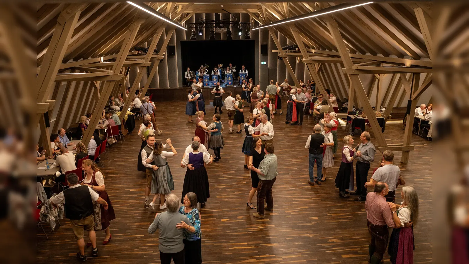 Am Samstag, 22. November, dient das Parkett im Kultur-Schloss Theuern als Tanzfläche sowohl für die Tanzkursteilnehmer als auch die teilnehmenden Paare am Kirwatanz-Marathon. (Bild: Mike Radowsky)