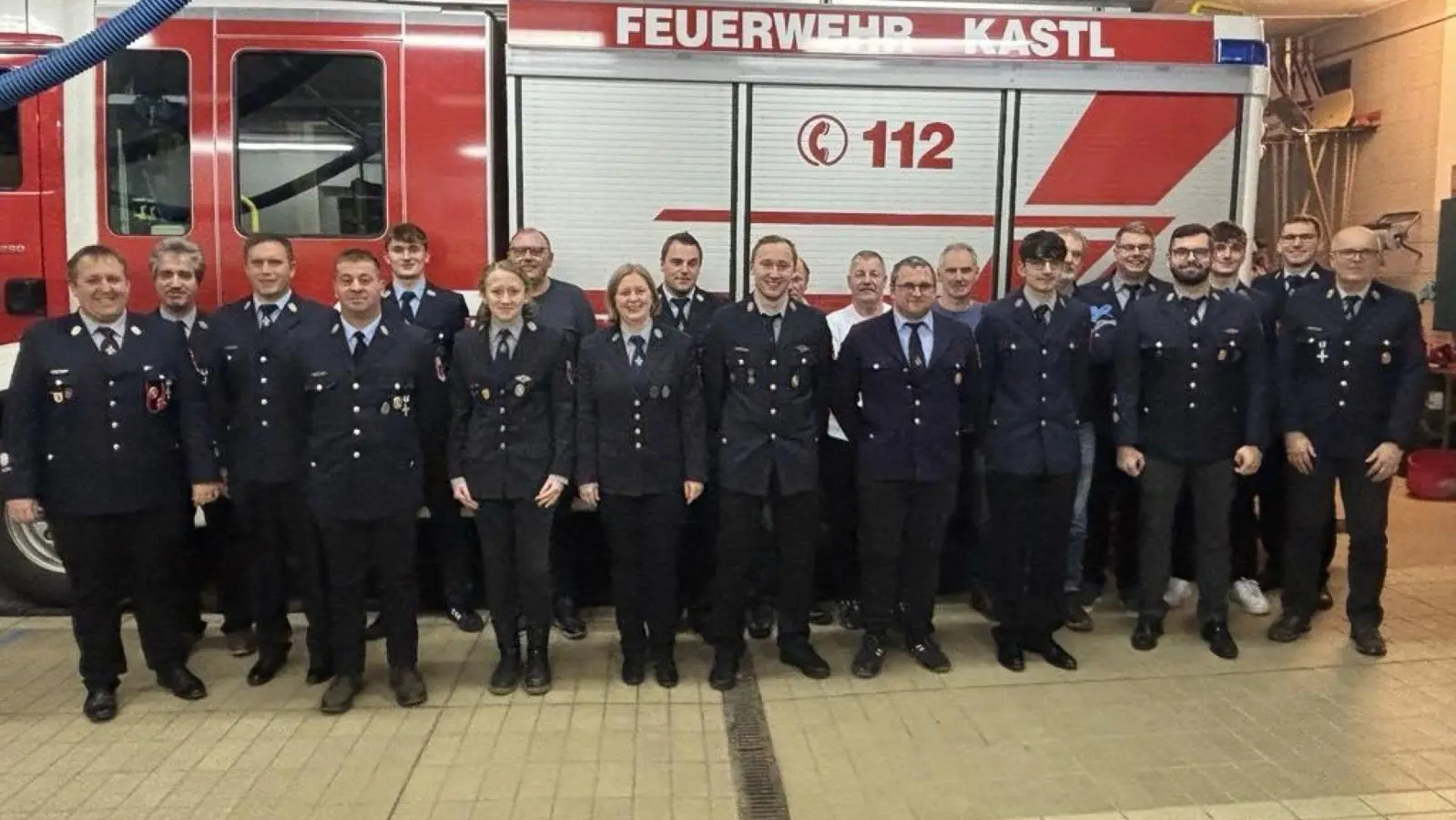 das Bild zeigt die Vorstandschaft, die Geehrten und Beförderten von links nach rechts: 1. Kommandant Dominik Kugler, 1. Vorsitzenden Rudi Schinner, Berthold Baumann, Florian Braun, Raphael Übelmesser, Magdalena Zeitler, Markus Baumann, Theresia Kroher, Matthias Schinner, Jonas Zeitler, Josef Zeitler, Helmut Trastl, Stefan Weidner, Markus Weismeier, Johannes Dimper, Martin Zeitler, Andreas Ackermann, Christotph Baumann, Tobias Kneidl, Tobias Rodler, 2. Vorsitzender Rudi Stahl  (Bild: Roland Bodner)