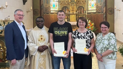 PGR-Sprecher Franz Grabinger, Pfarrer Emmanuel Okoro (von links) und Kirchenpflegerin Renate Pusch (rechts) dankten den ausscheidenden Pfarrgemeinderäten der Pfarrei St. Nikolaus Unterauerbach Siegfried Schießl und Marianne Fink (mit Urkunden von links) für deren Engagement im Pfarrleben. (Bild: Franz Grabinger)