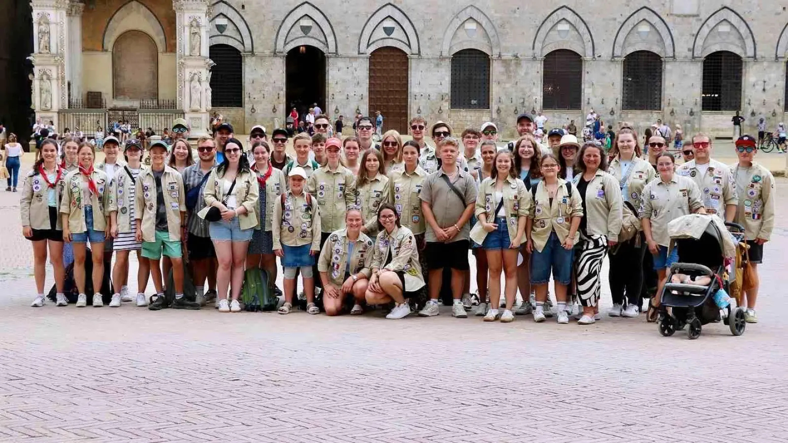 Pfadfinder Neuhaus auf dem Piazza del Campo in Siena. (Bild: Katharina Baierl)