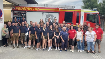  Die Teilnehmer der Fahrt vor dem neuen LF 20 der Feuerwehr Unterammergau (Bild: Moritz Koberstein)