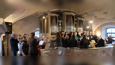 Kirchenchöre, verstärkte Kirchenband und Bläsergruppe des Posaunenchores stimmten freudig auf die Musik zu Ehren von Kantor Andreas Kunz ein. (Bild: Fred Lehner)