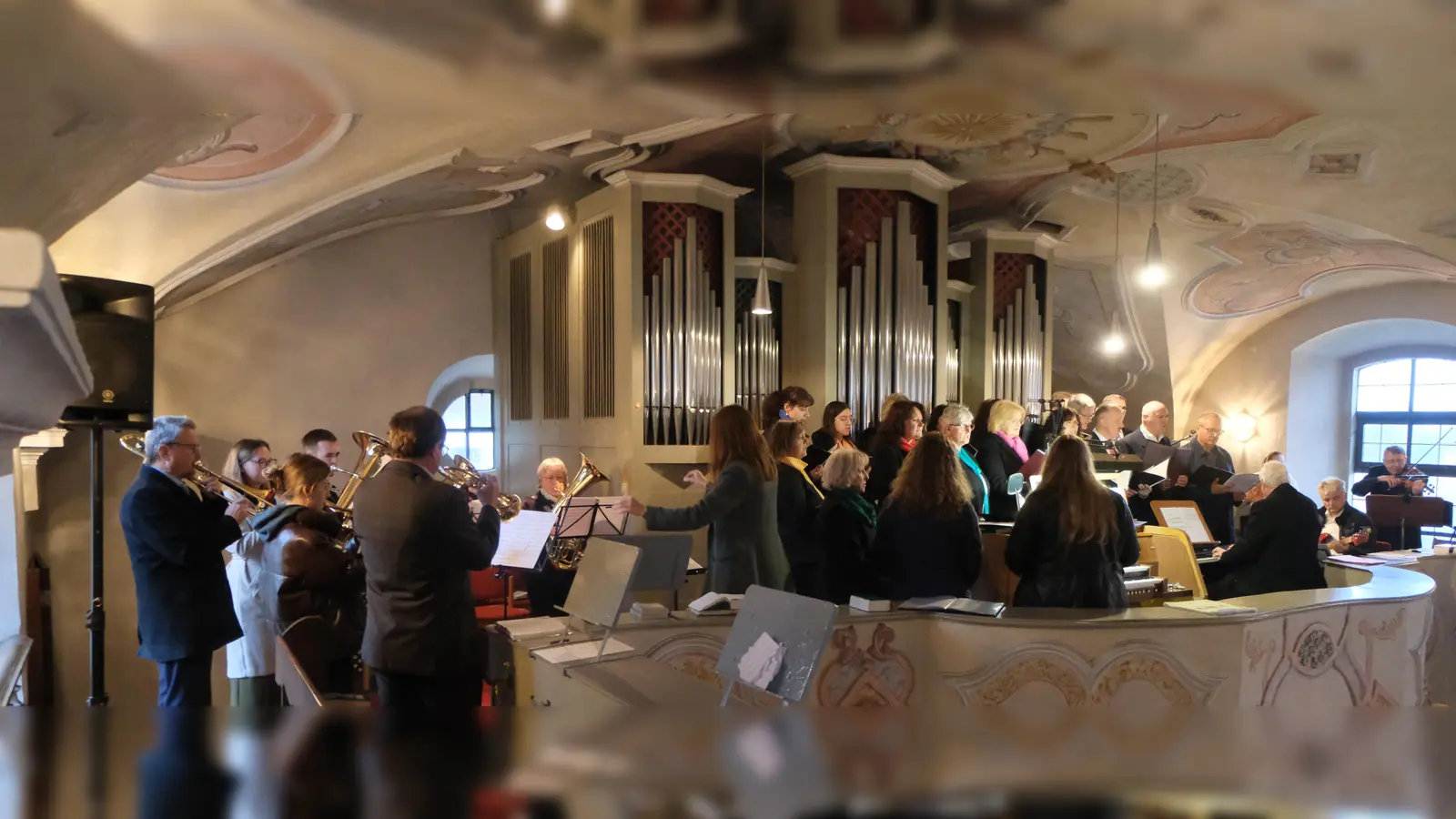 Kirchenchöre, verstärkte Kirchenband und Bläsergruppe des Posaunenchores stimmten freudig auf die Musik zu Ehren von Kantor Andreas Kunz ein. (Bild: Fred Lehner)