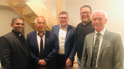 Präses Pfarrer Julius, Walter Pirner, Dr. Stefan König, Michael Bauer und Bürgermeister der Gemeinde Neusorg Peter König (v.l.). (Bild: Max Pirner)
