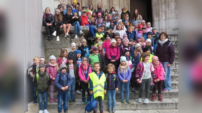 Alle Klassen 1 bis 4 von der Grundschule Tiefenbach besuchten mit ihren Lehrkräften Regensburg. (Bild: Nikolaus Scherr)