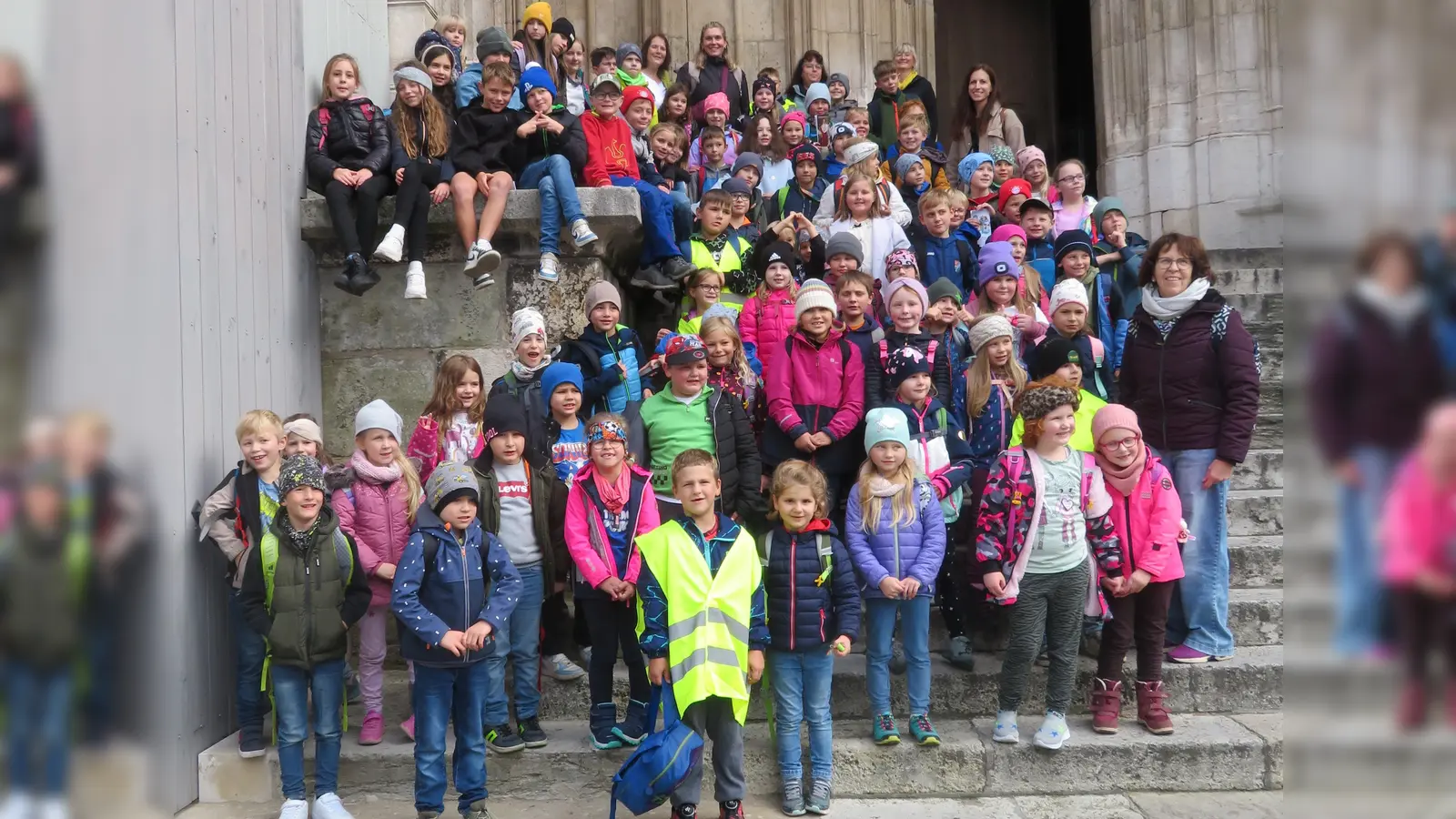 Alle Klassen 1 bis 4 von der Grundschule Tiefenbach besuchten mit ihren Lehrkräften Regensburg. (Bild: Nikolaus Scherr)