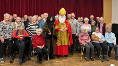 Knecht Ruprecht, Sankt Nikolaus und Dekan Stadtpfarrer Thomas Helm in Mitten der Pfarr-, Kolping- und Frauenbundsenioren, (links) Seniorentreffleiterin Elisabeth Schaller (Bild: Michael Koller jun.)