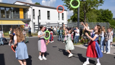 Die Schülerinnen der 4. Klasse boten Kunststücke dar (Bild: Heidi Kurz)