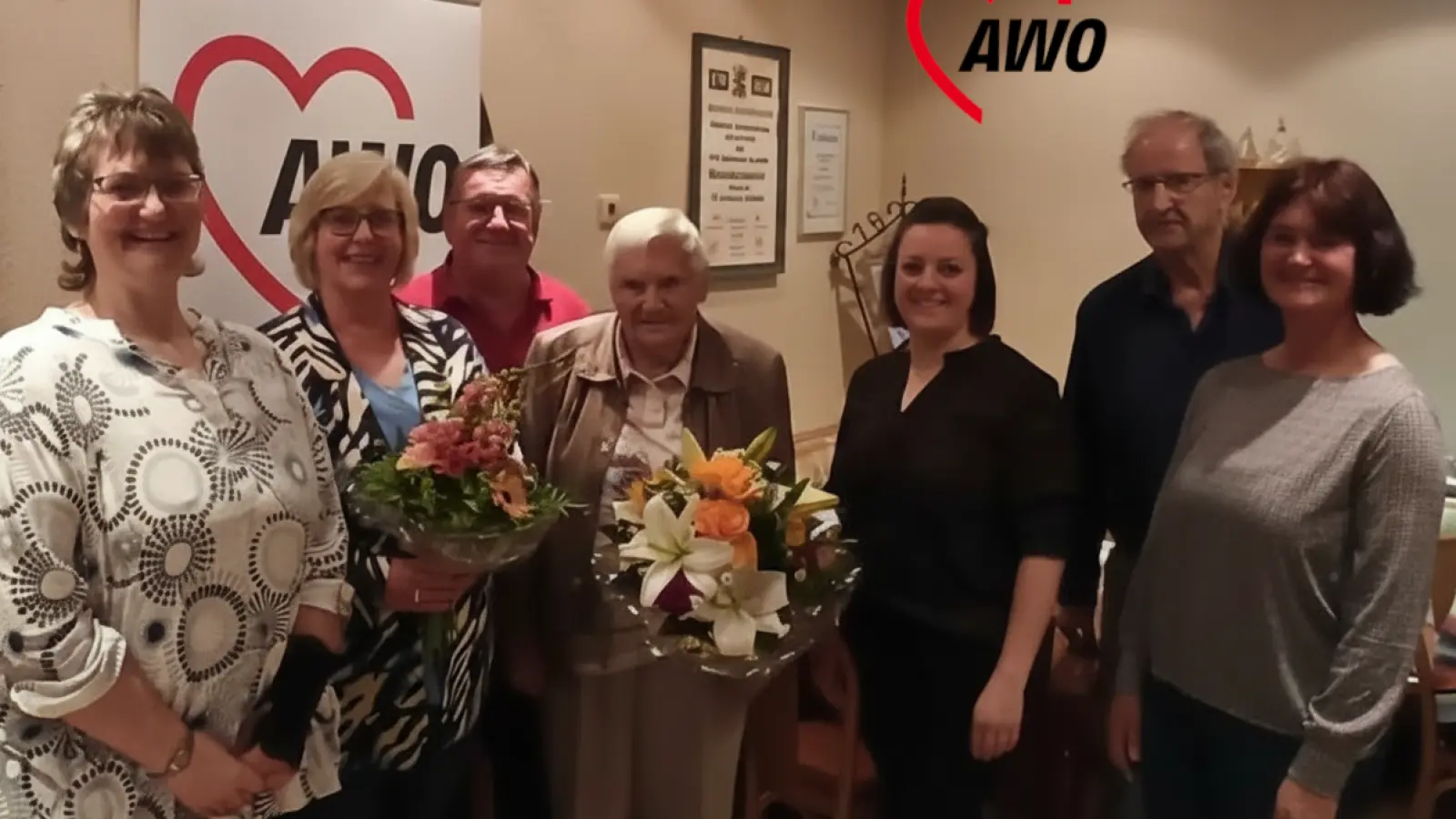 Bild: AWO Ortsverein v. l. 1. Vors. Petra Schmidt, Dagmar Schletz, Robert Friedrich für den AWO Kreisverband, Gisela Jahn, Katja Stessmann Vetr.für die SPD-Fraktion und AWO-Jugendwerk-Vorsitzende, Kurt Giel für den SPD Ortsverein, Brigitte Kreinhöfner Vertr. für Stadt und CSU Fraktion. (Bild: Petra Schmidt)
