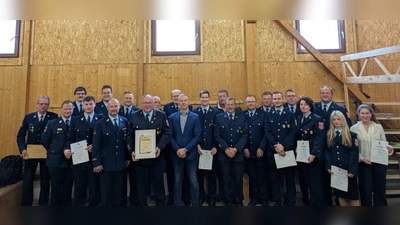 Die geehrten und beförderten Mitglieder und Aktiven rund um 1. Vorstand Peter Schießl (sechster v.l.) Bürgermeister Michael Wilfahrt (elfter v.l.) und Kreisbrandmeister Stefan Sattich (zweiter v.l.) (Bild: Peter Schießl)