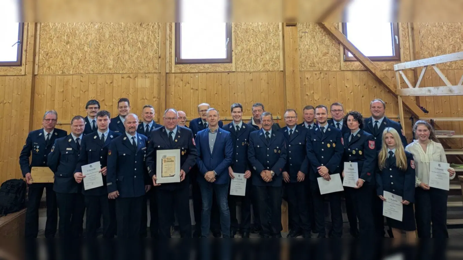 Die geehrten und beförderten Mitglieder und Aktiven rund um 1. Vorstand Peter Schießl (sechster v.l.) Bürgermeister Michael Wilfahrt (elfter v.l.) und Kreisbrandmeister Stefan Sattich (zweiter v.l.) (Bild: Peter Schießl)