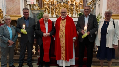 Monika und Josef Eckert dürfen ihr 40-jähriges Ehejubiläum feiern. Goldene Hochzeit feiern Marianne und Berthold Hübner. Pfr. Witt und P. Czinczoll dürfen auf dem Erinnerungsfoto nicht fehlen. (Bild: Lukas Forster)