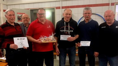 Bild (von links):<br>Gerhard Feselmeier (1. Platz), Max Kick (Moderator der Siegerehrung), Hans-Georg Tröger (Trostpreis), Berthold Janker (2. Platz), Werner Ertl (3. Platz), Herbert Striegl (Vorsitzender der Löwenfreunde)<br> (Bild: Dr. Johannes Weig)