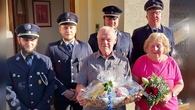Foto mit Jubilar, samt Abordnung der Feuerwehr. Von links: 2. Kommandant Sascha Summerer, 1.Kommandant Manuel Gleißner, Jubilar Gerhard Friedrich, 2. Vorstand Thomas Grillmeier, 1. Vorstand Christian Weigl, Lisa Friedrich.  (Bild: Sandra Friedrich)